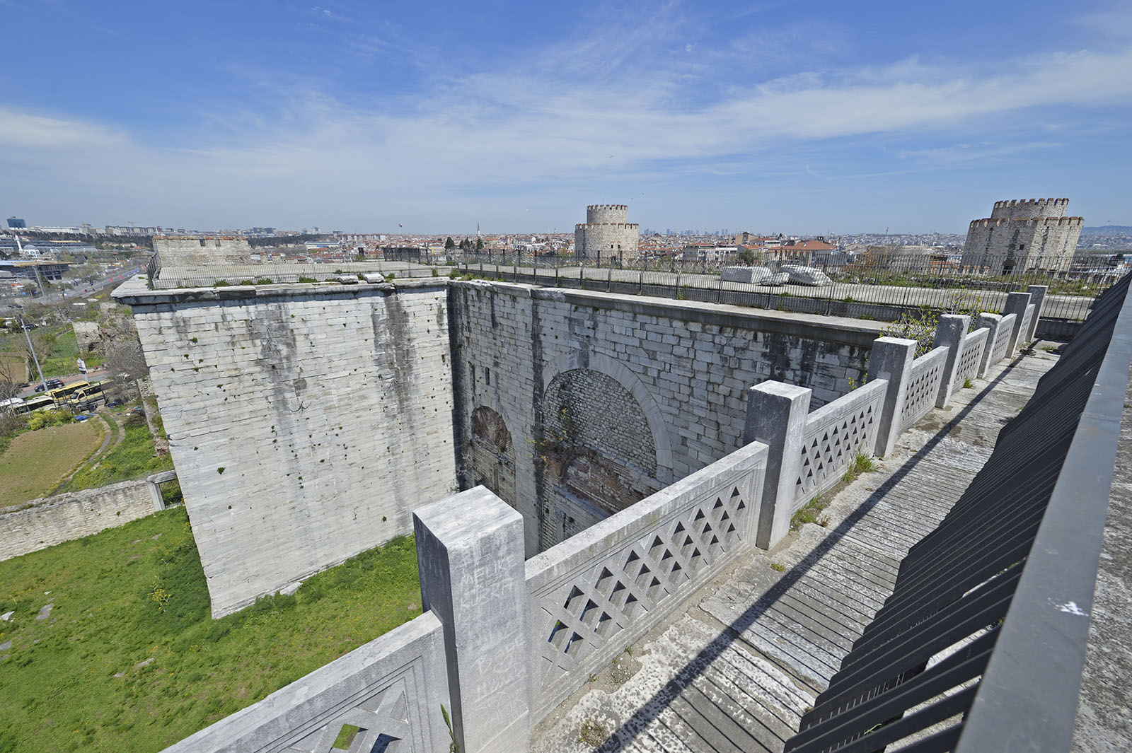 Istanbul Yedikule Golden Gate on roof 0461.jpg