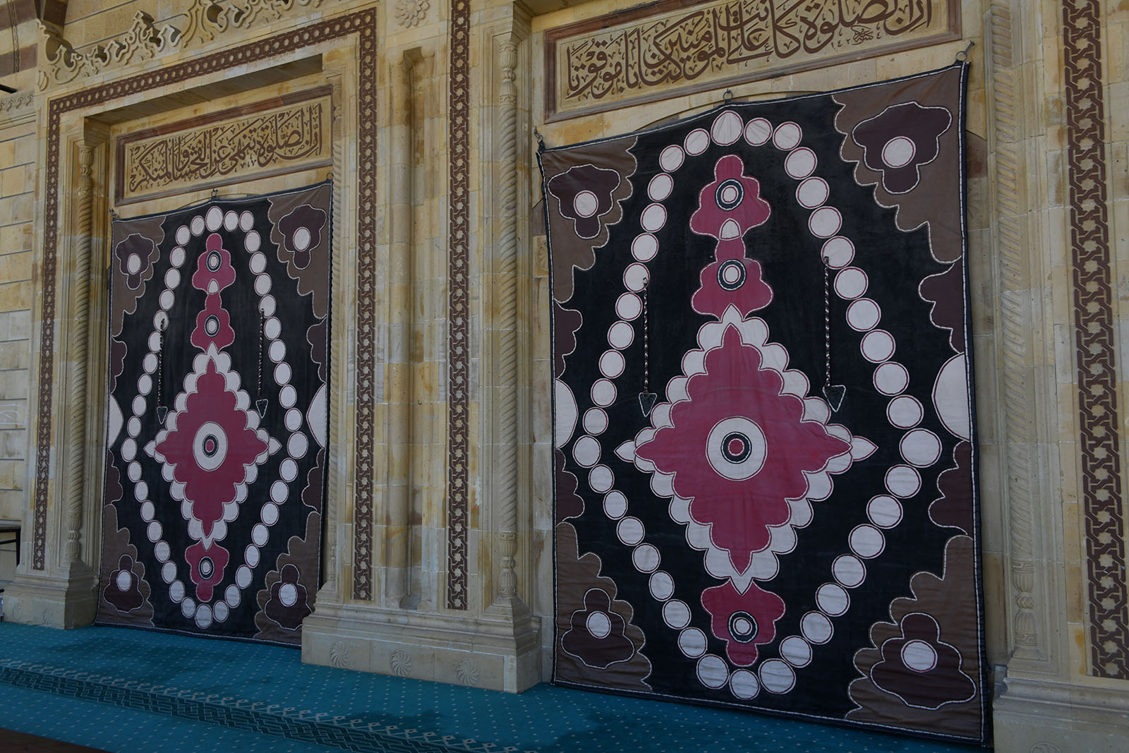 Kahramanmaraş Abdlhamid Han Mosque Exterior Porch 2024 8164.jpg