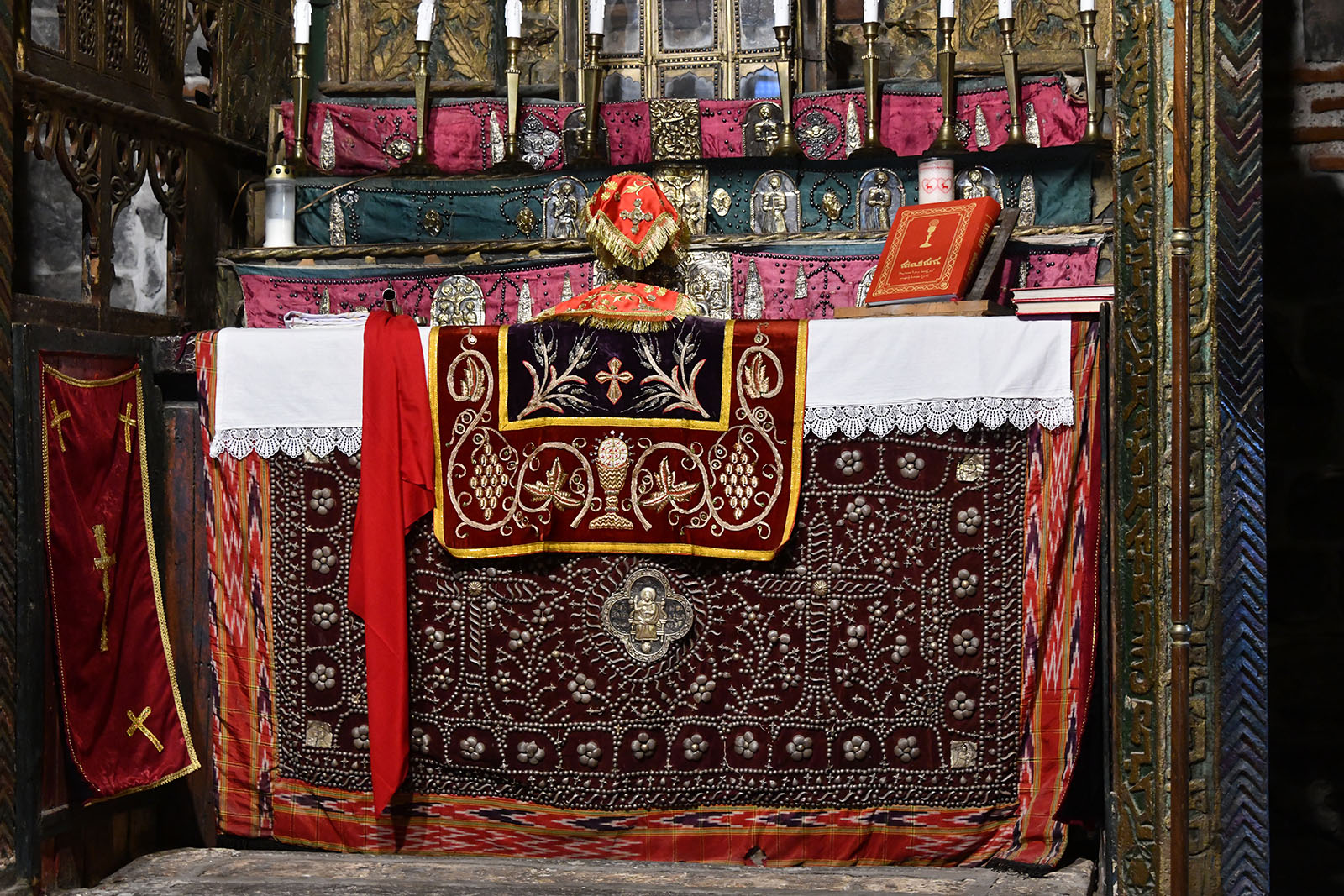 Diyarbakır Syriac Orthodox Church of Virgin Mary Interior Altar centre in 2024 7193.jpg
