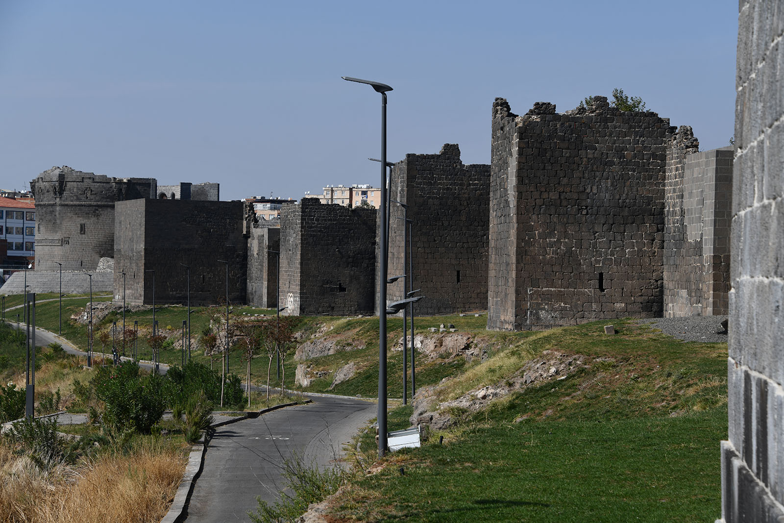 Diyarbakır Evli Beden Burcu to left in 2024 7232.jpg