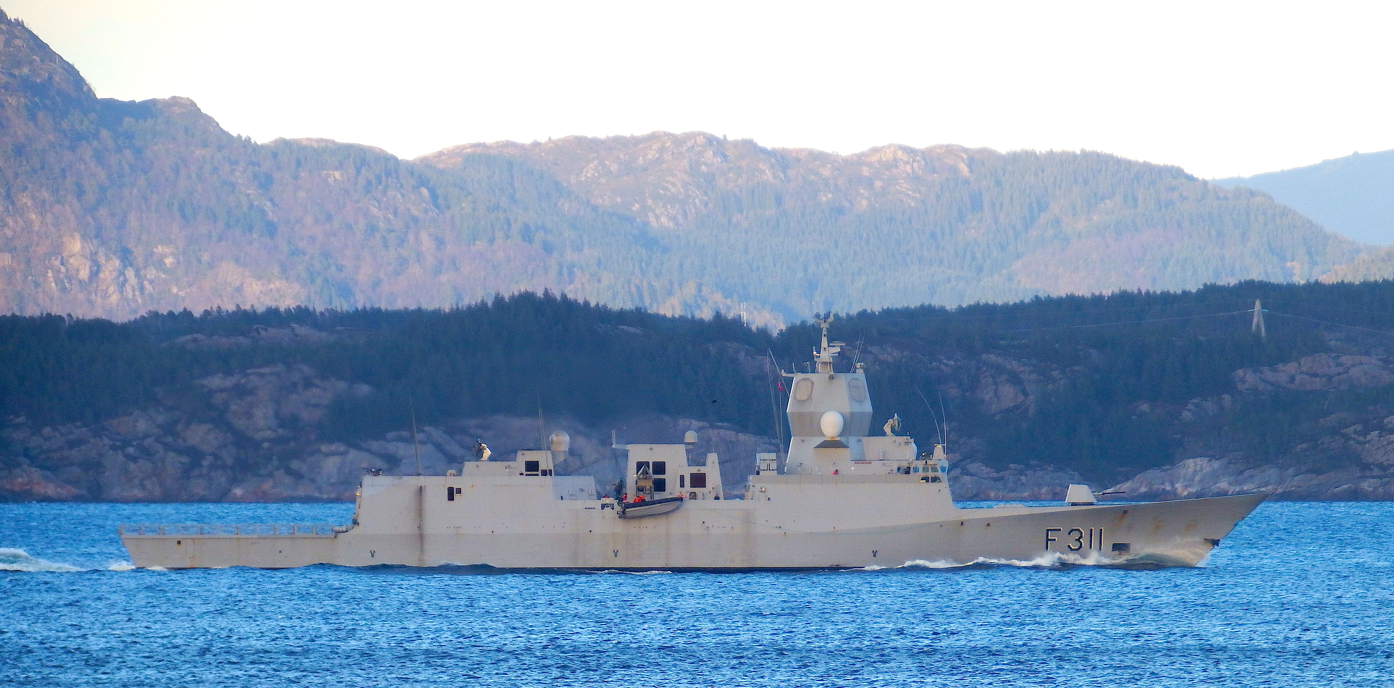 KNM Roald Amundsen - Hjeltefjorden 01.04.2019