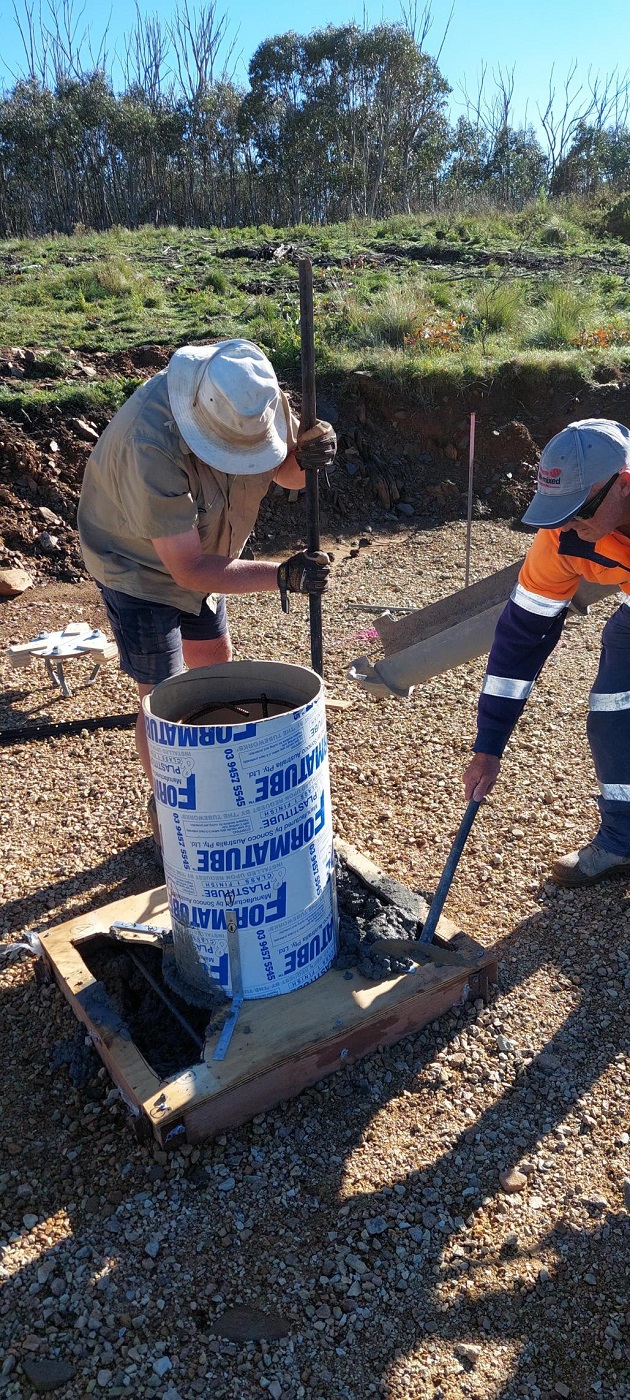 Filling the column footing and agitating the concrete 
