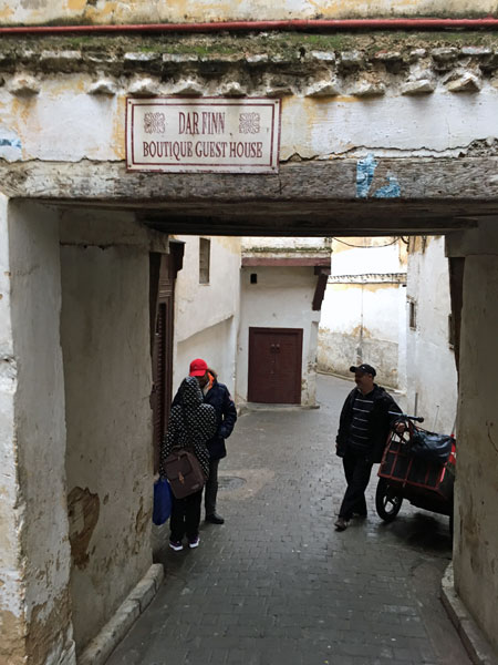 Alleyway at our riad - Moroc-i0268