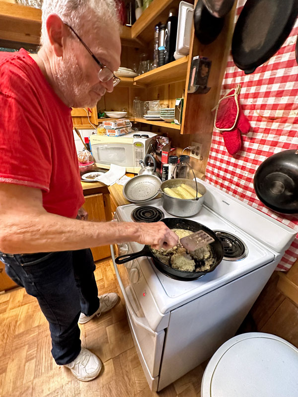 07-23 Larry making MARYLAND crab cakes i9349