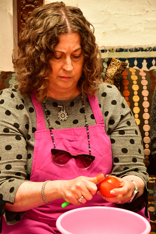 Naomi peeling tomatoes - Moroc-3319
