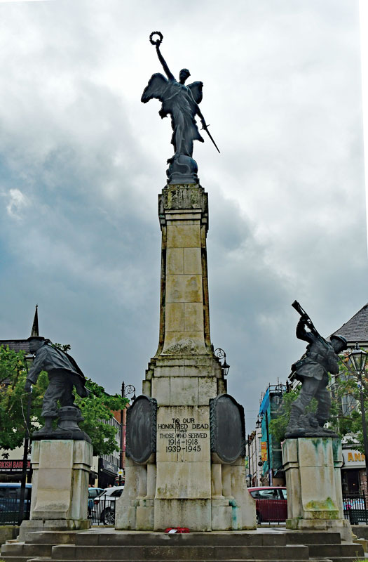 06-12 World War I & II monument 4900