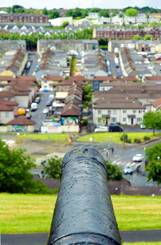 06-12 Cannon on old Derry city wall 4932