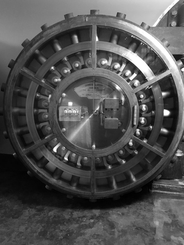 Old bank vault door i2755ps-s