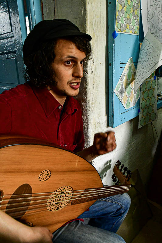 Hamza El Faziki plays the oud Moroc-3489