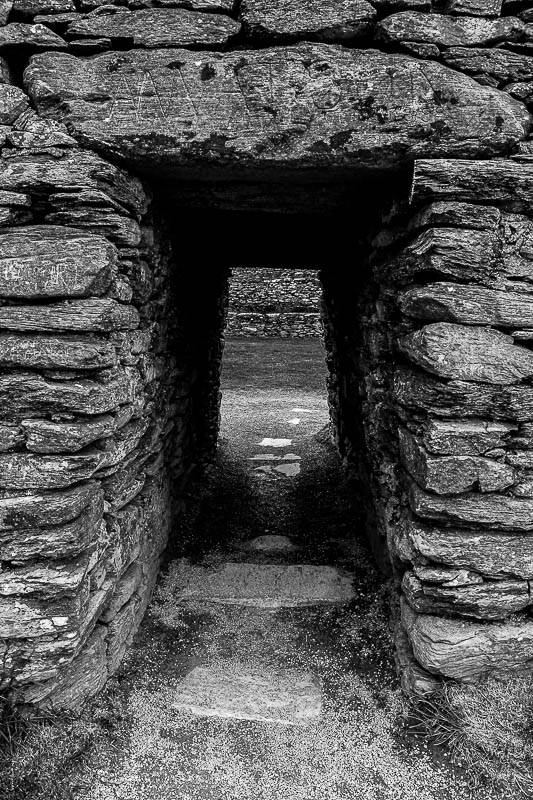 06 12 In the ring fort Grianan of Aileach  5022-2bw