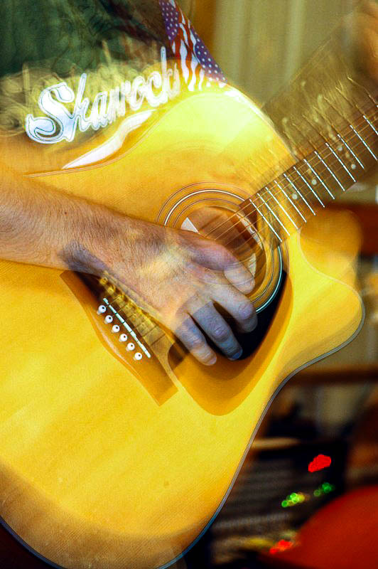 20110728 2463 REALLY strumin' it