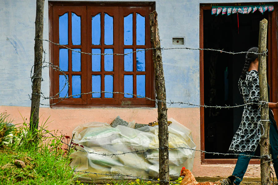 09 04 House hard up against the road India-2-2252