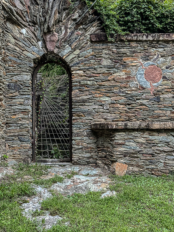 09 02 Entrance to now abandoned house, Harper's Ferry, WV i0256