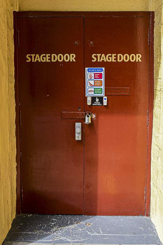 06 15 Stage door 5222
