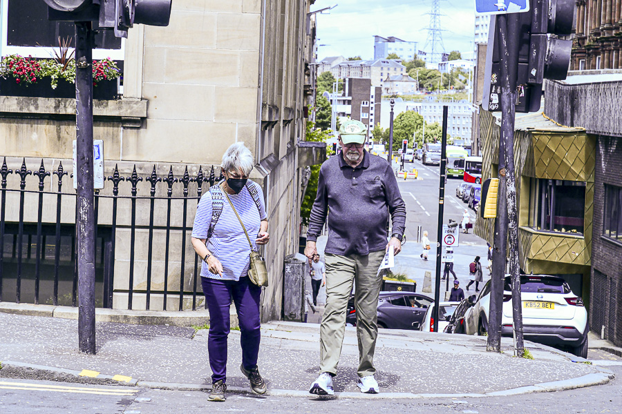 06 15 Pat and George on the street 5227
