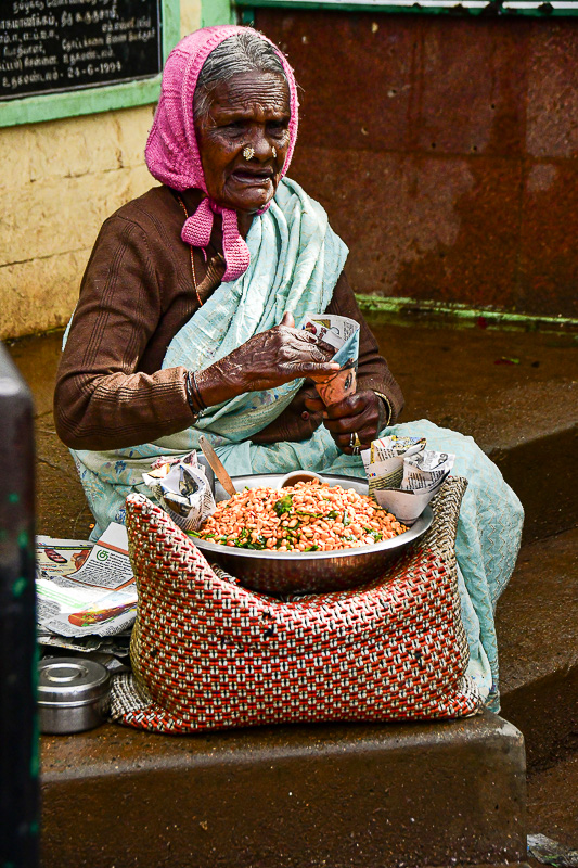09 05 Selling snacks India-2-2552