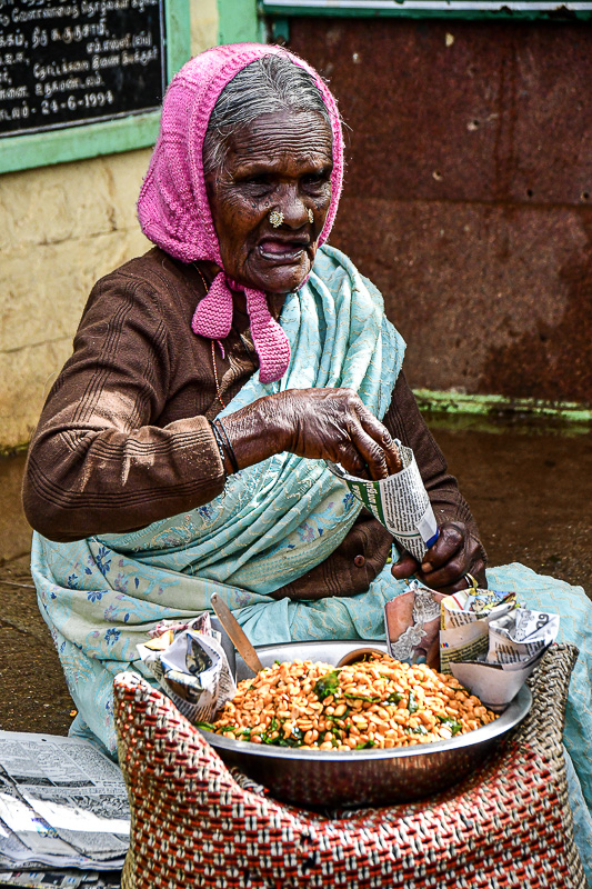09 05 Selling snacks India-2-2553
