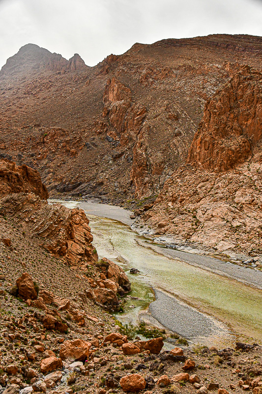 04 02 A change in rock color and a river Moroc-4210