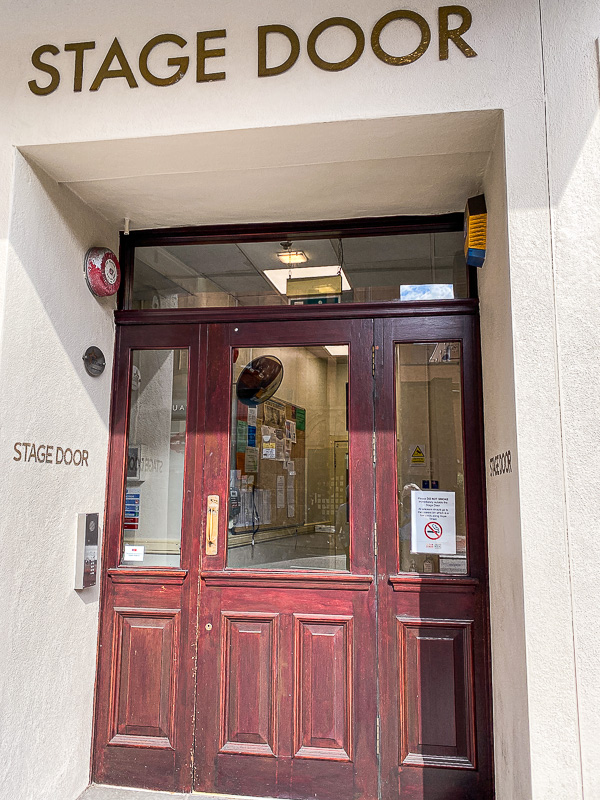 06 19 Stage door i1072