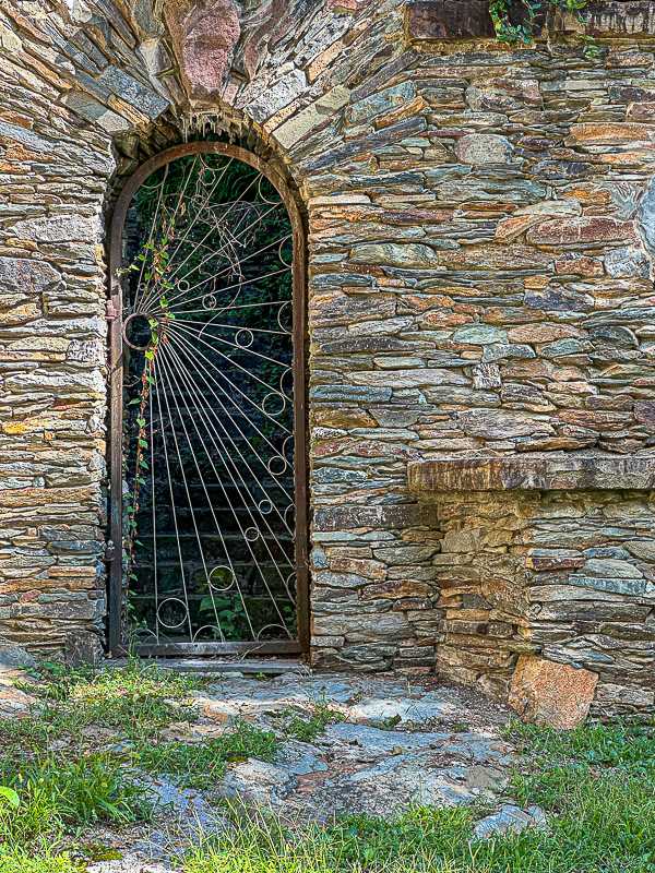 09 03 Entrance to now abandoned house, Harper's Ferry, WV i0276-2