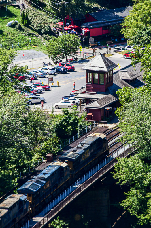 09 03 Harper's Ferry train station and in-bound train 9409