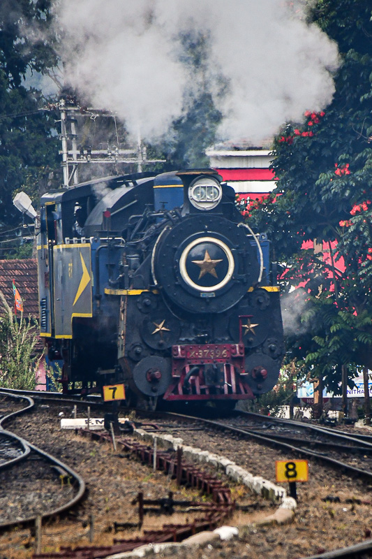 2017 09 05 Steam engine coming our way India-2-2843