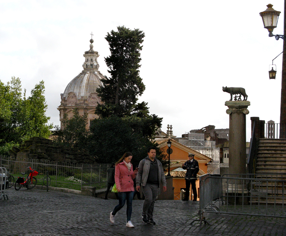 Walking on the piazza del Campidoglio .. 8536_7