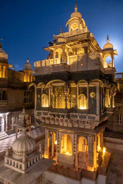 Ek Thambiya Mahal at Night