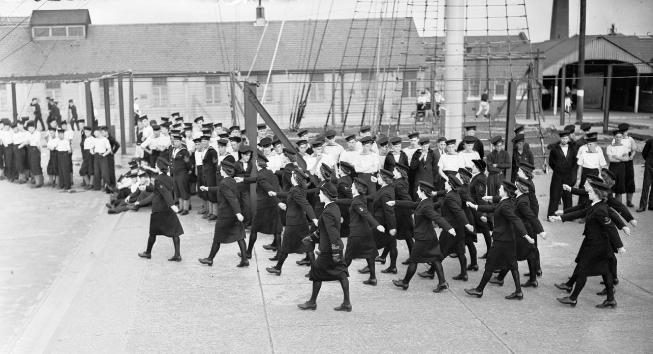 1943, 10 SEPTEMBER - WRNS MARCHING COMP. 250 WRNS FROM VARIOUS BASES. SOURCE IWM, A