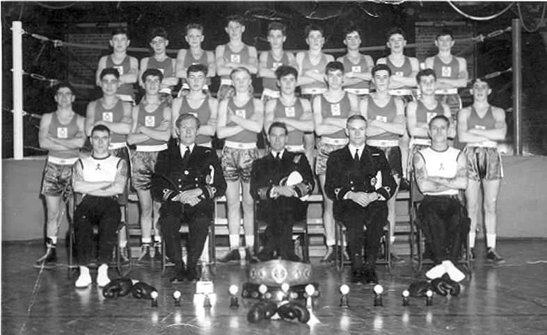 1964, 4TH MAY - LAURIE MULLEN, BOXING TEAM, PETE VOCE 1ST RIGHT FRONT ROW, COLIN FIRTH 4TH RIGHT FROM ROW. CAPT. PLAICE..jpg