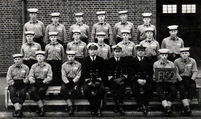 1966, 14TH NOVEMBER - JOHN MCINTYRE, 89 RECR., FROBISHER, F190 CLASS, STOKERS, INSTR. CMEM SPOWAGE. I AM 4TH FROM LEFT BACK ROW