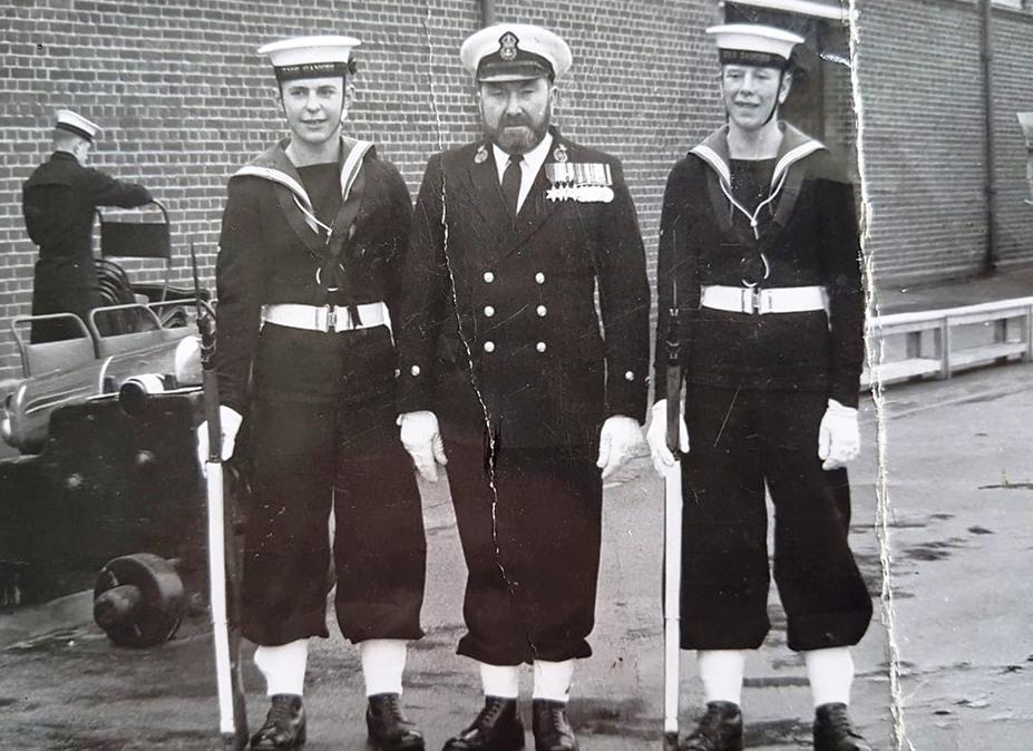 1966, 26TH JUNE - DAVID BARDSLEY, EXMOUTH, 41 MESS, GUARD DUTY, ME ON LEFT WITH CPO COXSWAIN KAVENAGH AND JOHN PATTERSON. G