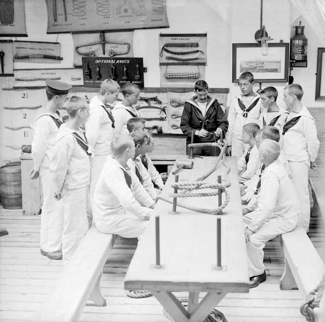 1914-1918 - SEAMANSHIP SCHOOL BOYS RECEIVING INSTRUCTION ABOUT SPLICING OF ROPES.jpg