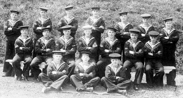 1915 - BOY SIGNALMAN'S CLASS PROBABLY ON PASSING OUT DAY.jpg