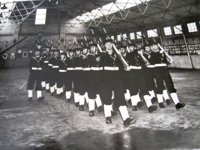 1955, 14TH MARCH - FREDERICK RODGERS, DRAKE, 40 MESS, 16 CLASS, PASSING OUT GUARD, IN NELSON HALL.JPG