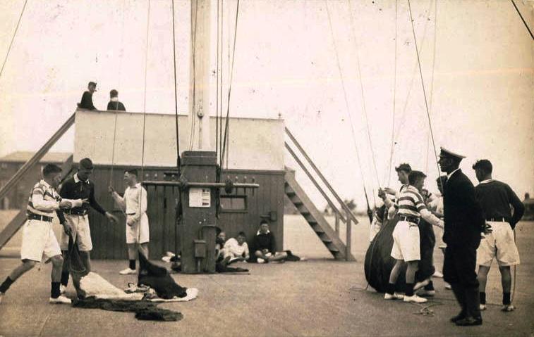 UNDATED - SIGNAL BOYS UNDER TRAINING.jpg