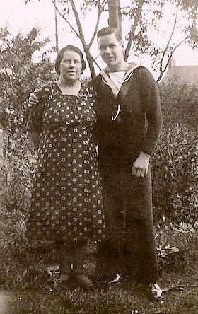 1937 - PHILIP ANTHONY (TONY) FOSTER WITH HIS MOTHER IDA FOSTER.jpg