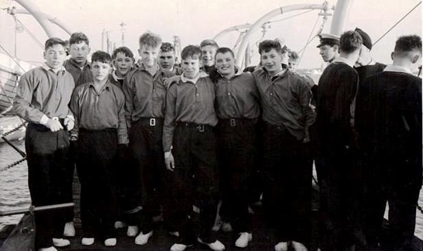 1964, SEPTEMBER - IAN MCINTOSH, 71 RECR., BLAKE, 70 CLASS, 8 MESS, ON THE BOAT PIER.jpg