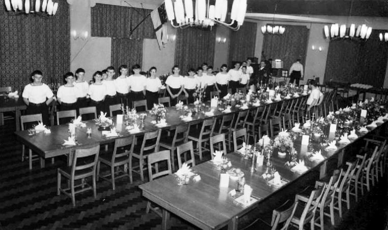 1968 - PAT HORAN, 01 RECR., GRENVILLE THEN RODNEY, THE WARDROOM JUST BEFORE A MESS DINNER.jpg