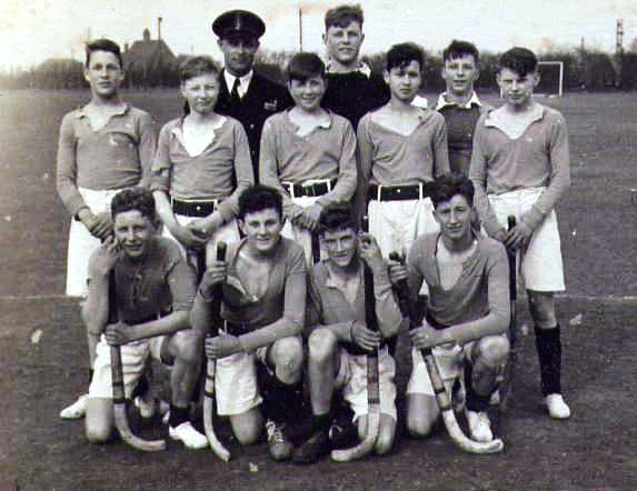 1950, EASTER, DICKIE DOYLE, HAWKE HOCKEY TEAM, I AM RIGHTHAND END OF THE MIDDLE ROW.jpg