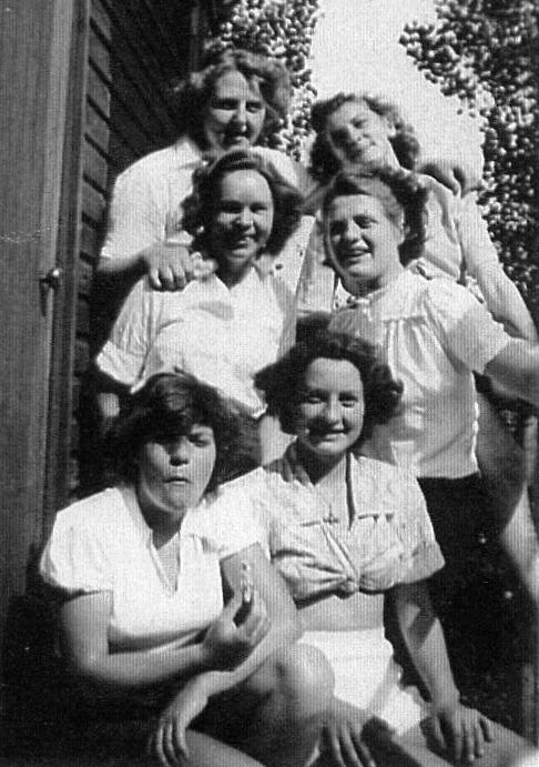 1948 - DICKIE DOYLE, GROUP OF UNKNOWN WRENS.jpg