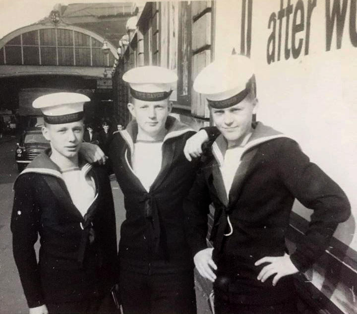 1961 - JOHN TWIGG, GRENVILLE, 120 CLASS. L TO R GEORGE BECKETT, JOHN TWIGG, UNKNOWN. WAITING FOR TRAIN BACK TO GANGES.