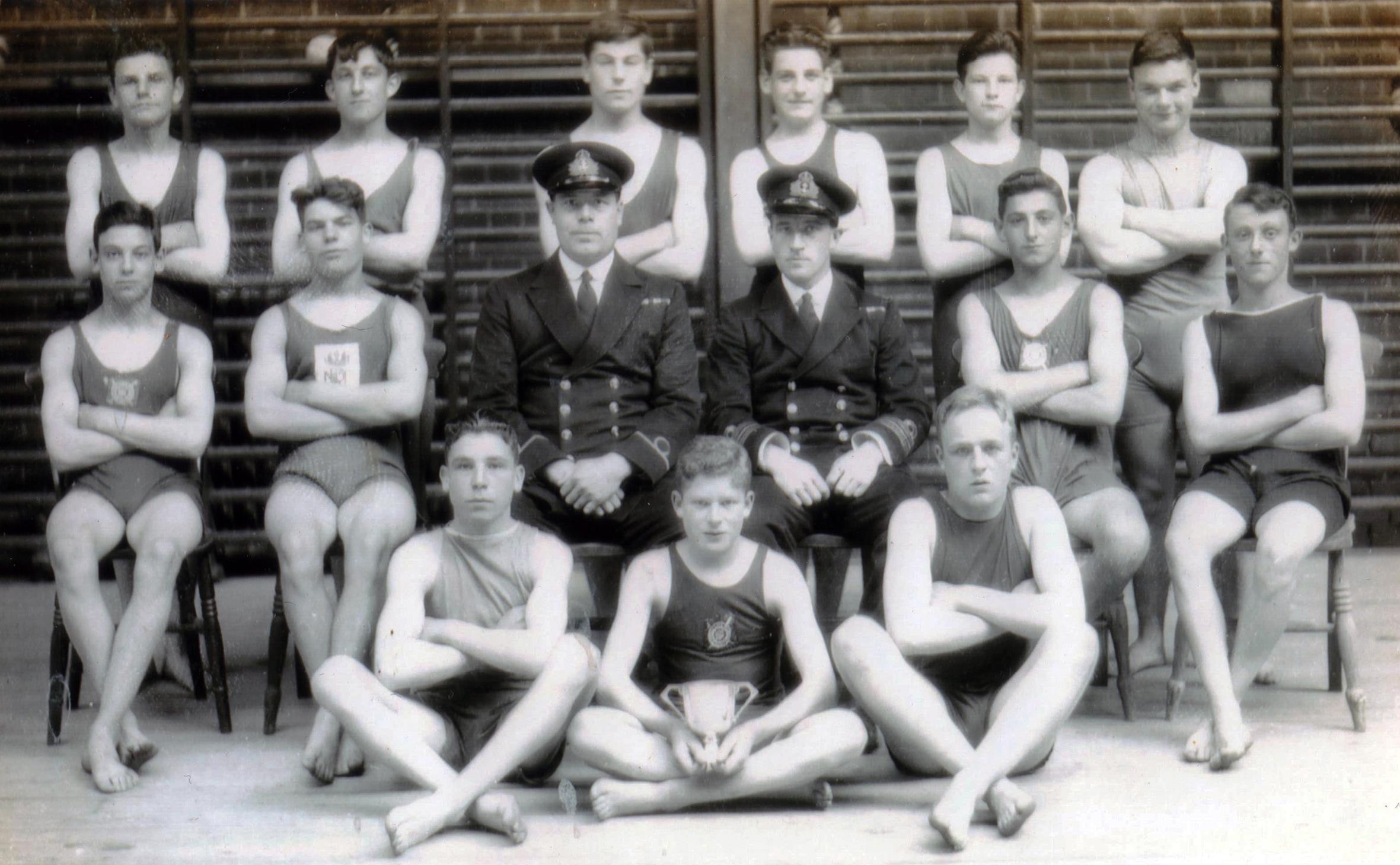 UNDATED - UNKNOWN SPORTS TEAM, WITH 2 OFFICERS, DONATED BY JIM WORLDING.jpg