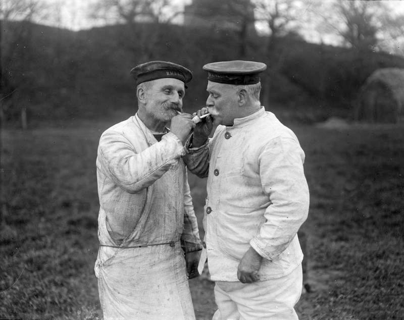 1914-1918 - TWO OLDER MEMBERS OF THE HARWICH MINESWEEPING FLEET, HAVING A SMOKE, AT RNTE SHOTLEY