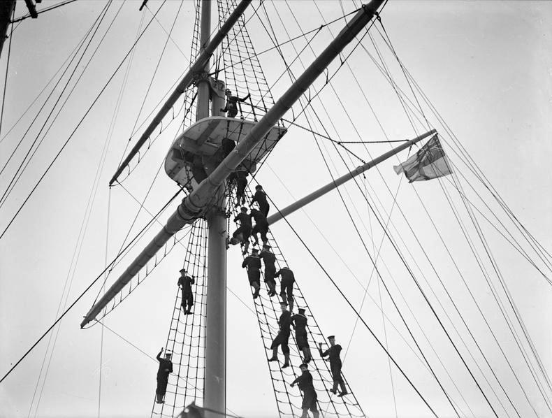 1940-1945 - HO RATINGS GOING ALOFT.jpg