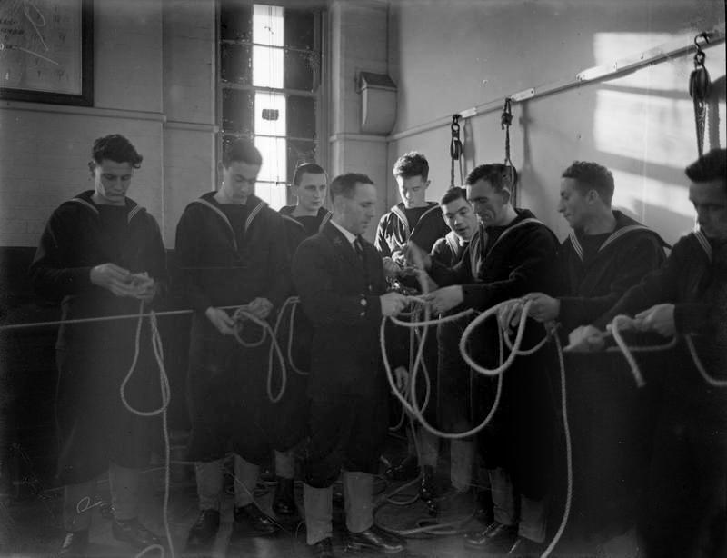 1940-1945 - HO RATINGS RECEIVING ROPE WORK TRAINING.jpg