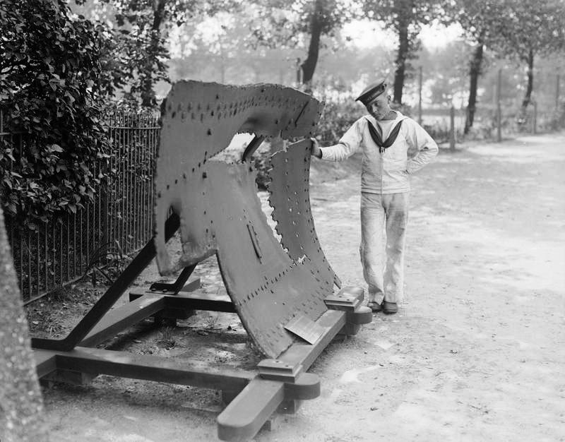 1914-1918 - BOY INSPECTING DAMAGE TO A SUBMARINE PLATE.jpg