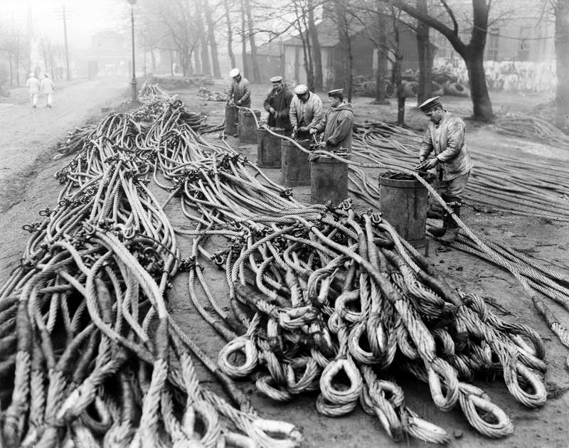 1914-1918 - RATINGS WORKING ON CABLES FOR SUBMARINE NETS.jpg