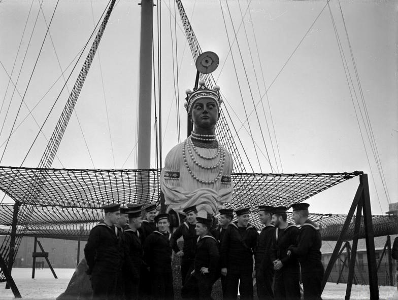 1940-1945 - GROUP OF NEW ZEALAND RATINGS STANDING BELOW THE MAST.jpg