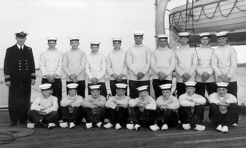 1963 - LT. CDR. BEZANCE, DUNCAN DO, WITH COXSWAINS ON THE PIER.jpg